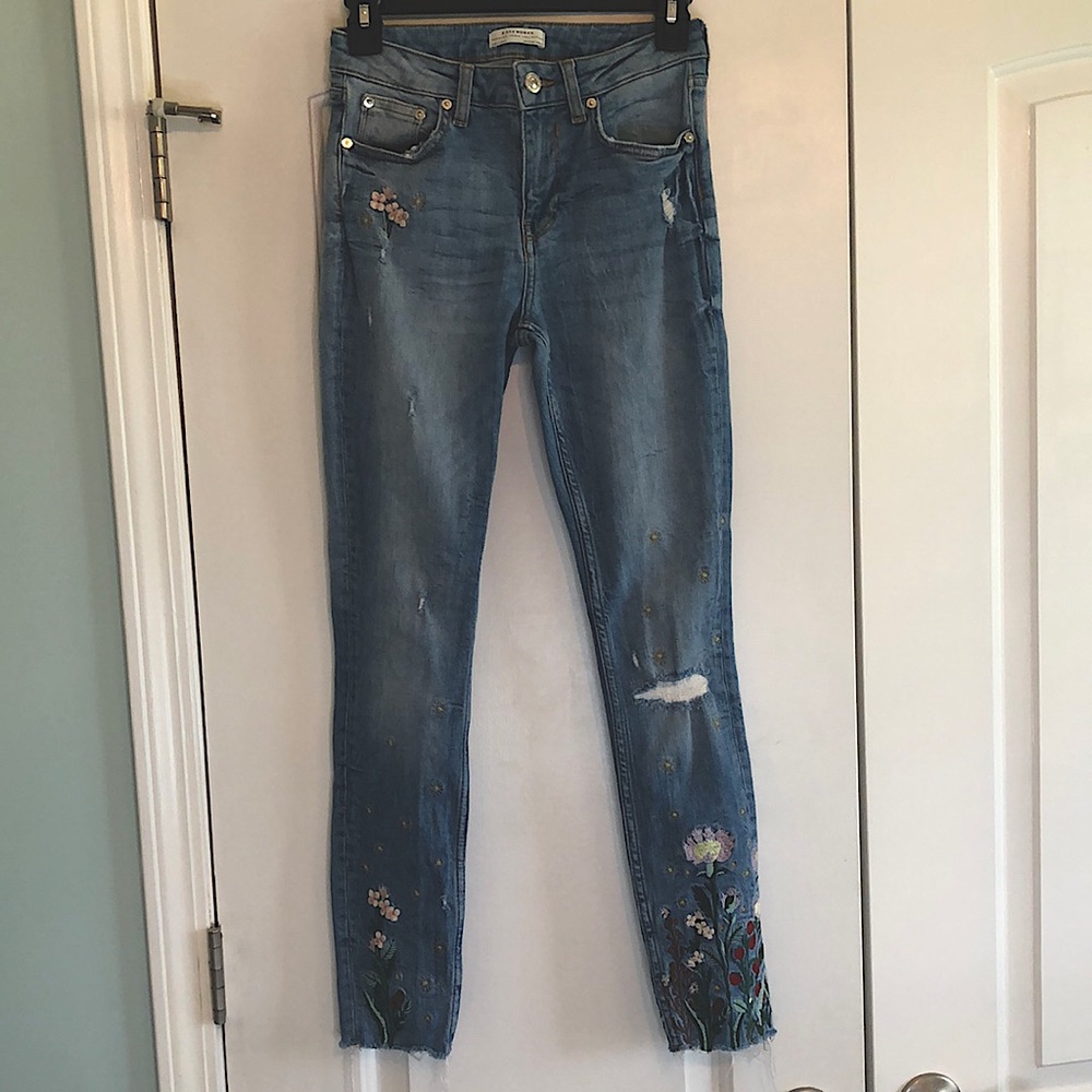 Zara woman size 2 The Skinny garden embroidery jeans raw hem